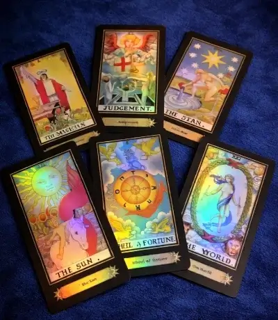 Photo de six jolies cartes de tarot pour un tirage de voyance médium